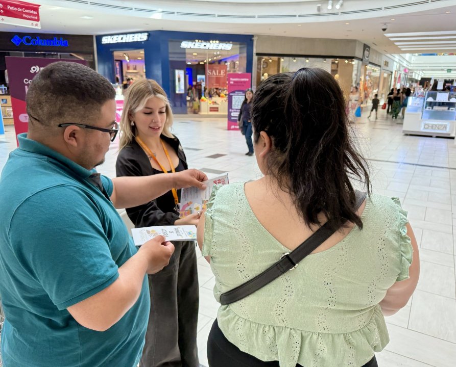 /continua-captacion-de-familias-de-acogida-en-centro-comercial