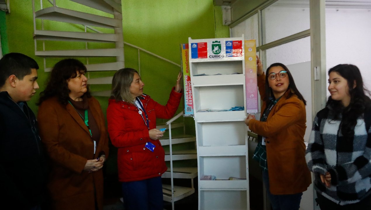 /curico-inaugura-dispensador-gratuito-de-preservativos