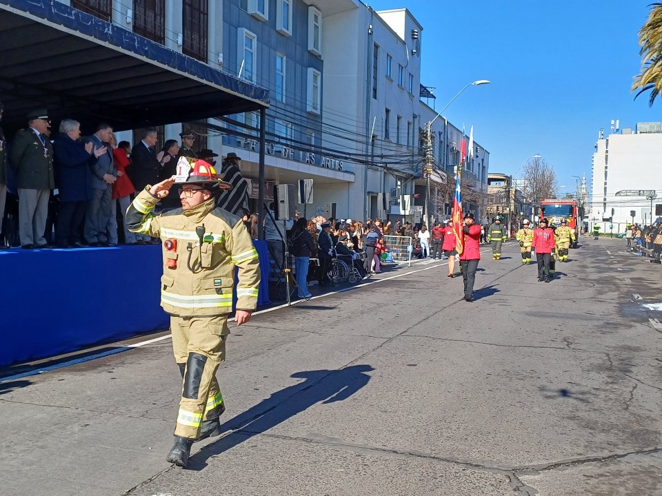 /bomberos-de-curico-realizaron-impecable-desfile-provincial