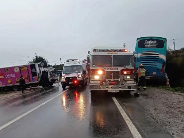 COLISIÓN ENTRE UN CAMIÓN Y UN BUS EN SAN PEDRO DE MELIPILLA