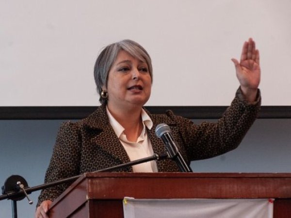 Jeannette Jara sorprende con programa: promete ingreso vital, pero omite el aborto libre