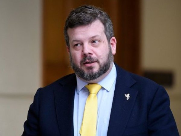 Kaiser cuestiona acogida de palestinos musulmanes y desata debate en redes
