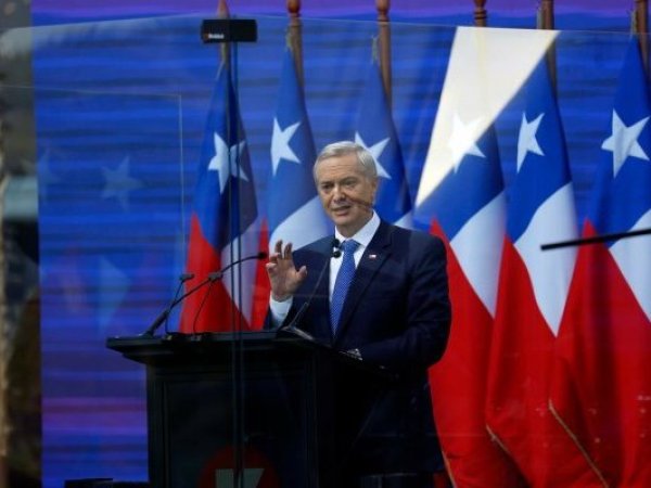 Kast da discurso con vidrio blindado en Viña