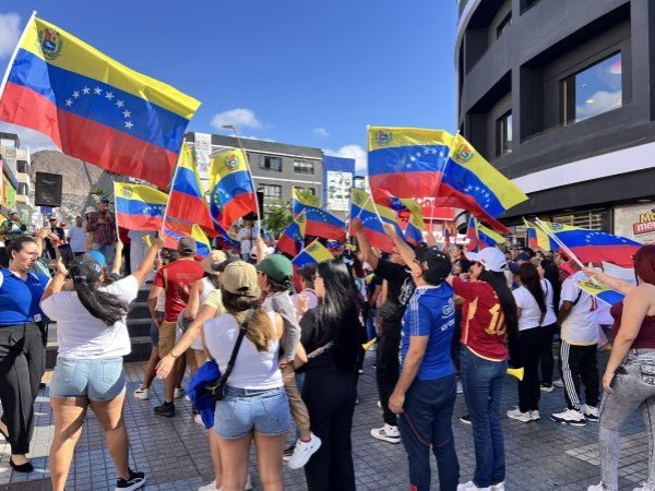 Venezolanos en Chile reaccionan a captura de Maduro y protagonizan movilizaciones