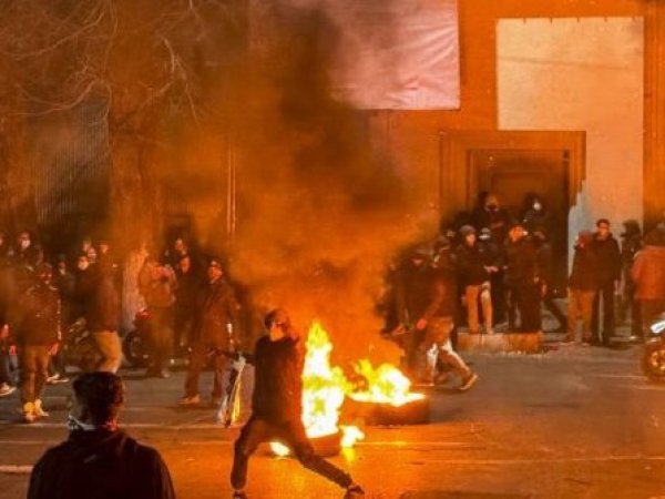 Masivas protestas en Irán escalan con muertos, detenciones y graves advertencias del régimen