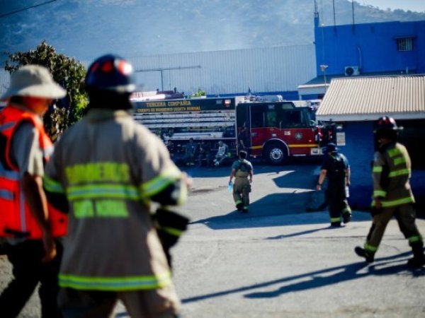 Denuncia por disparos obliga a retirar a Bomberos durante incendio en Concepción