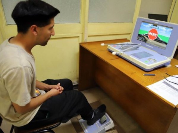 Licencias al límite: Ministro de Transportes critica proyecto que posterga la renovación