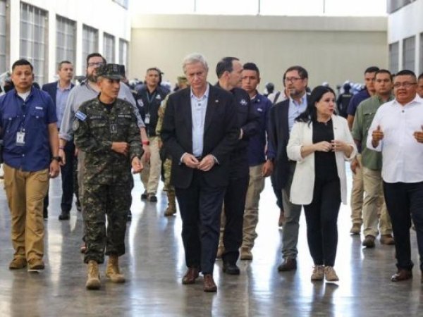 Kast se reunió con Bukele y visitó megacárcel en El Salvador