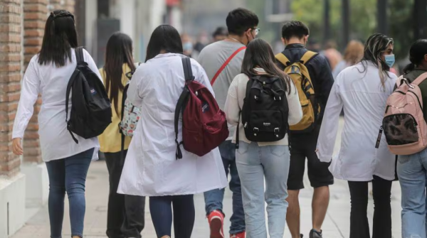 Gobierno instruye cobros a deudores del CAE con ingresos sobre $1,5 millones