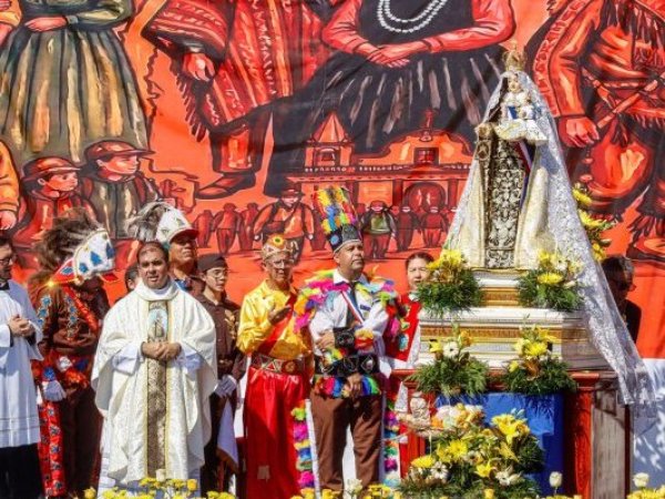 Fiesta de La Tirana recibe a miles de peregrinos con amplio despliegue de seguridad