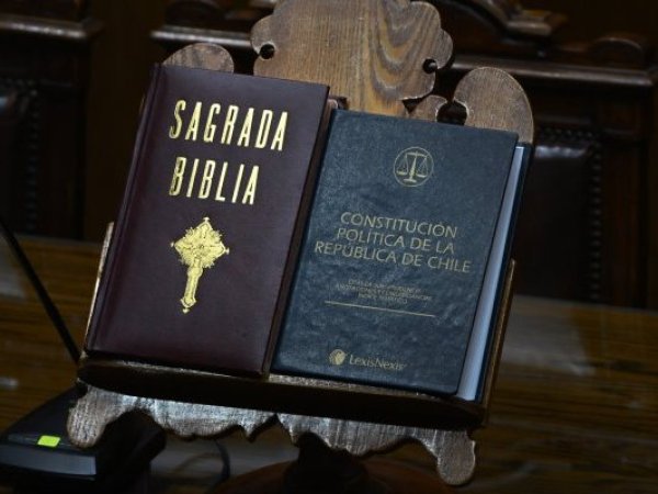 Ingresan proyecto en el Congreso para instaurar Día Nacional de La Oración y la Biblia