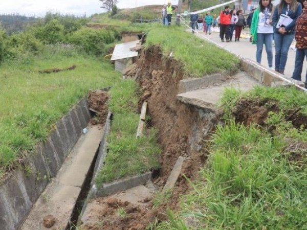 Anuncian evacuación de familias por socavón que amenaza viviendas en Arauco